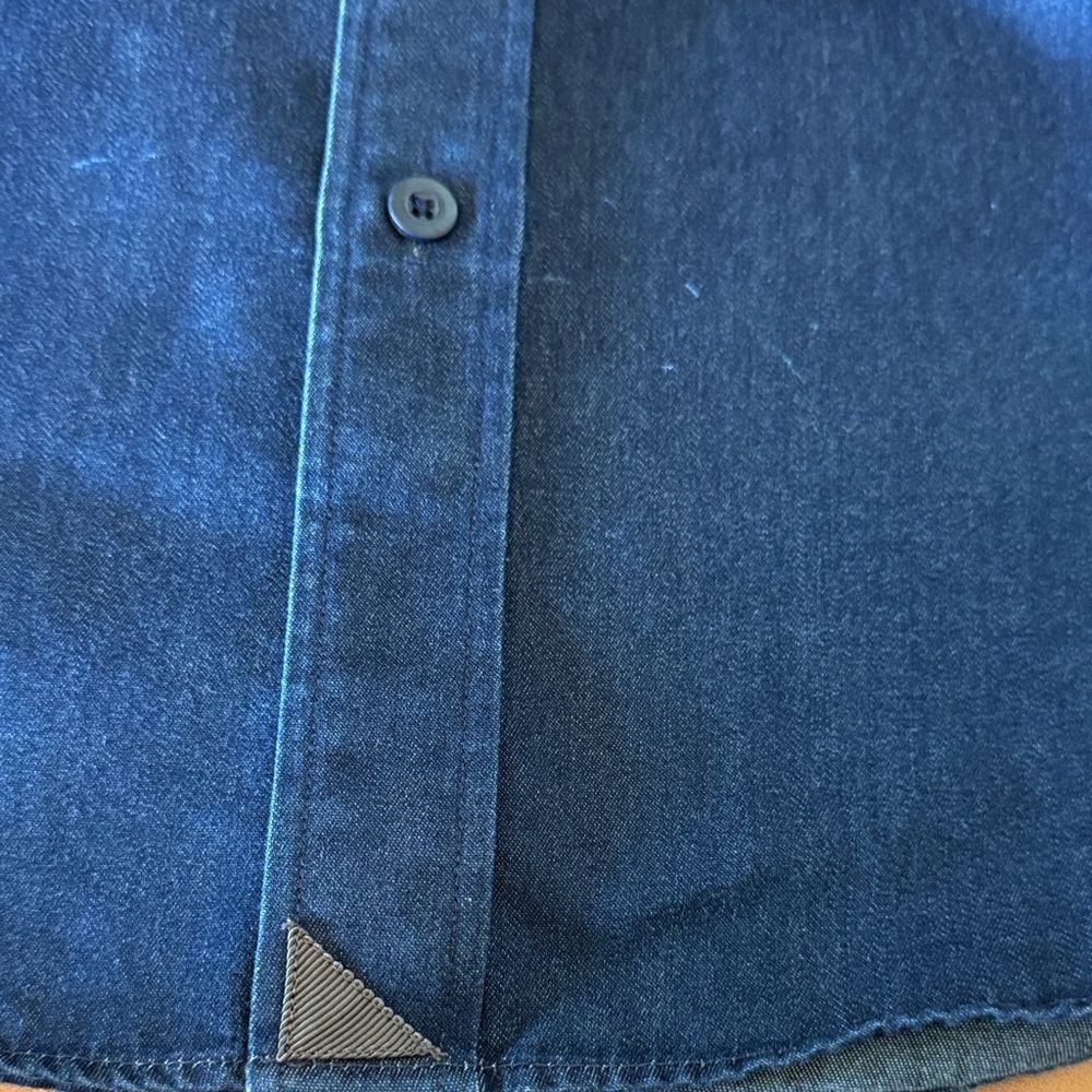 UNTUCKit Cinzano Blue Denim Casual Button-Down Shirt size medium - Picture 11 of 11
